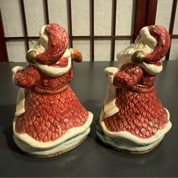 Vintage Santa salt and pepper shaker set - Picture 5 of 16
